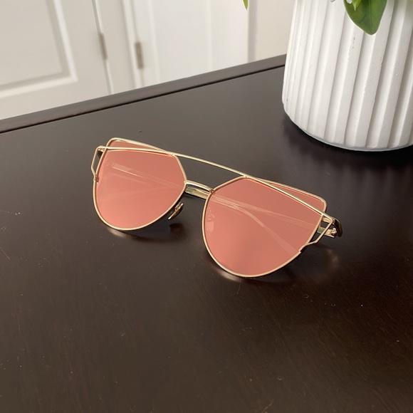 Sunglasses - Picture 4 of 7